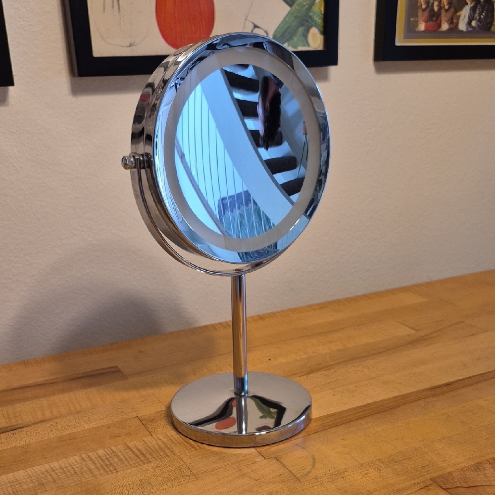 Double Sided Round Flip Stanup Magnifying Mirror